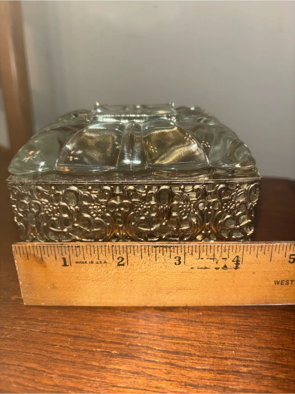VINTAGE HOLLYWOOD REGENCY GLASS & GOLD FILIGREE FOOTED JEWELRY/TRINKET BOX
